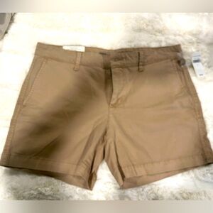 NWT Women’s Gap girlfriend 5” khaki shorts size 6